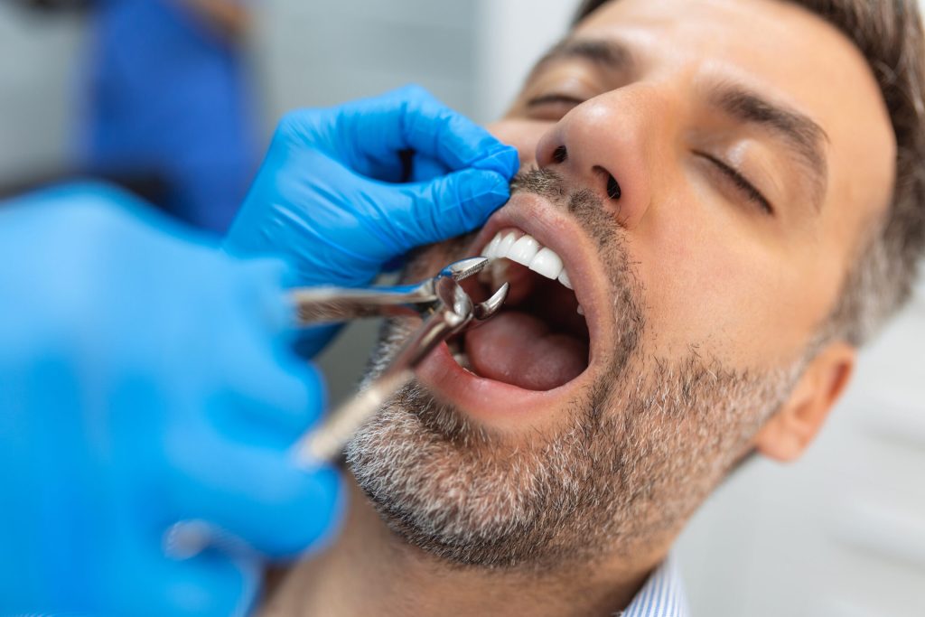 Paciente realizando extração dentária segura na clínica Sorridents Porto Alegre.