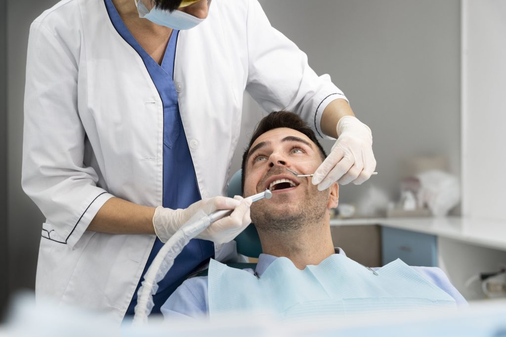 Paciente sorrindo durante atendimento odontológico com dentista, representando cuidado e confiança na Sorridents Porto Alegre.