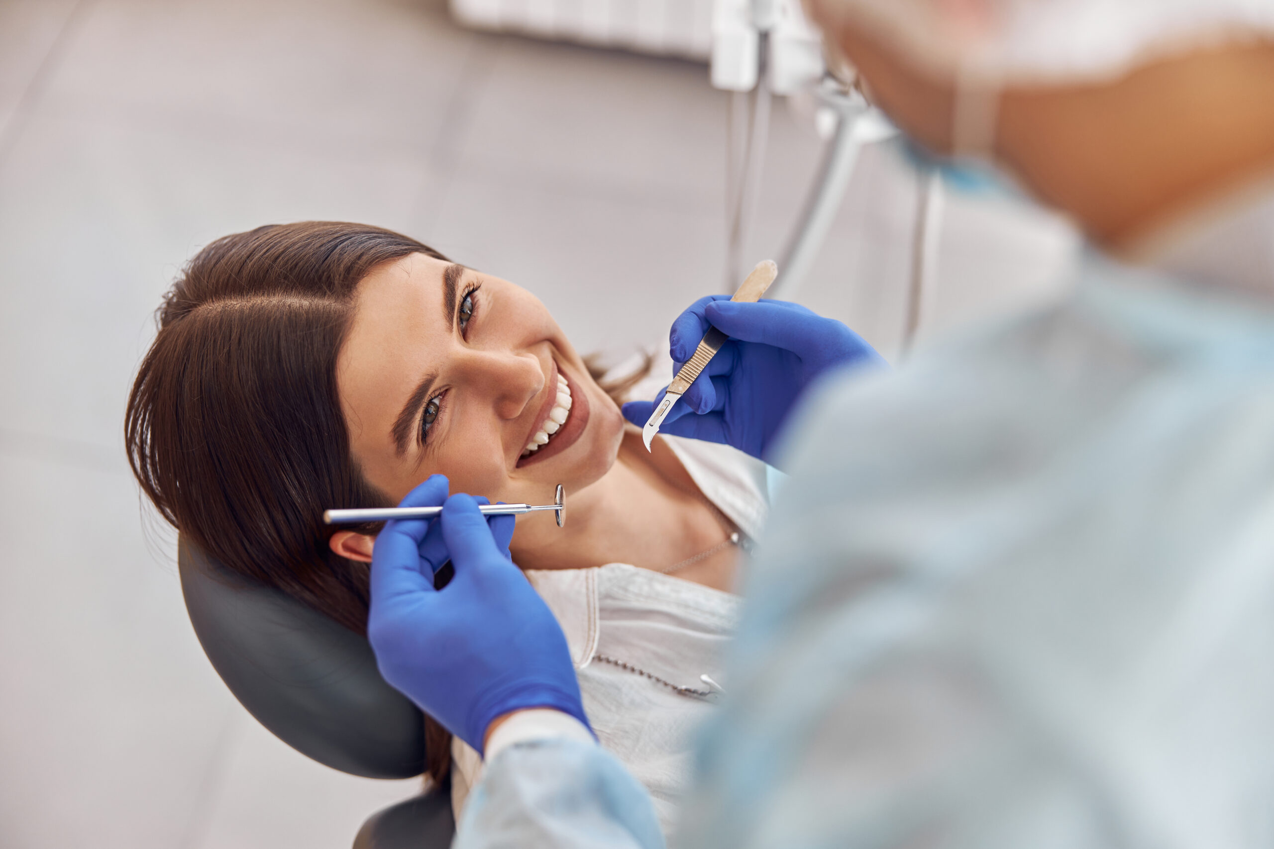 Paciente sorridente sendo atendida por dentista na Sorridents Porto Alegre