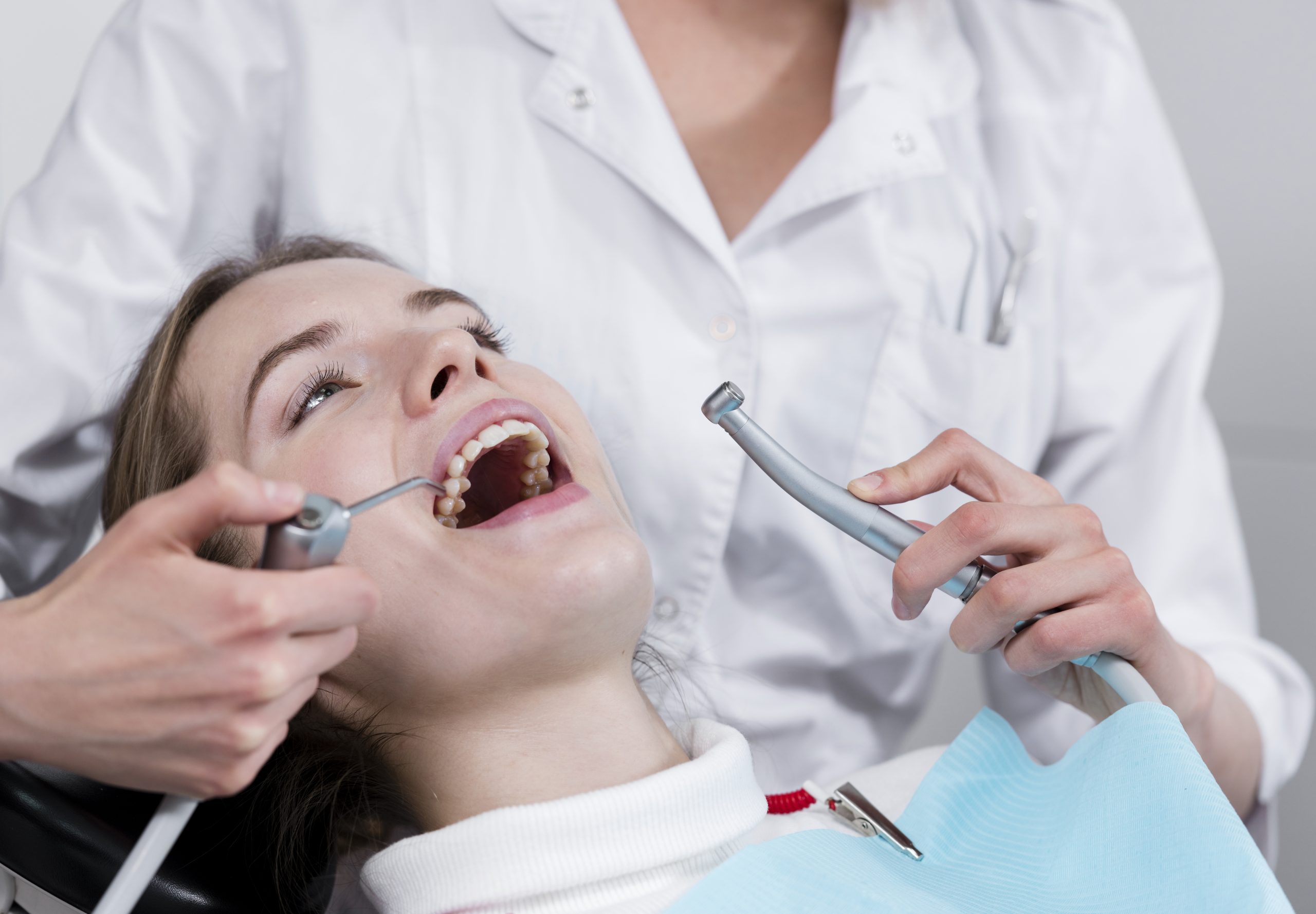 Paciente sorrindo durante atendimento odontológico na Sorridents Porto Alegre