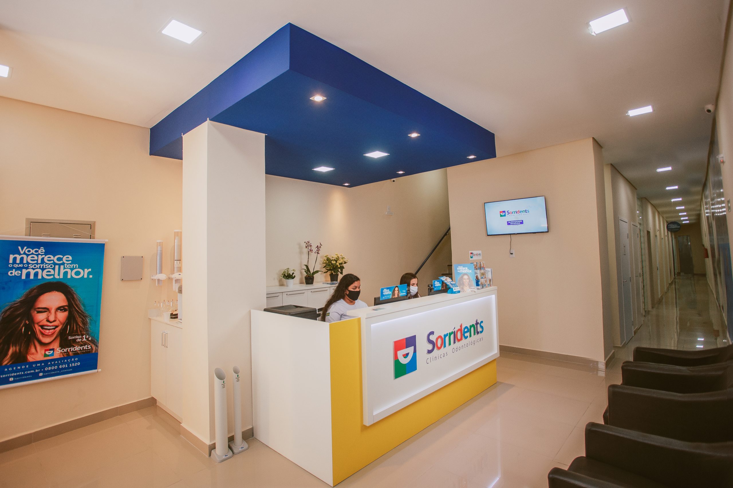 Recepção da clínica odontológica Sorridents Porto Alegre com atendentes e ambiente moderno