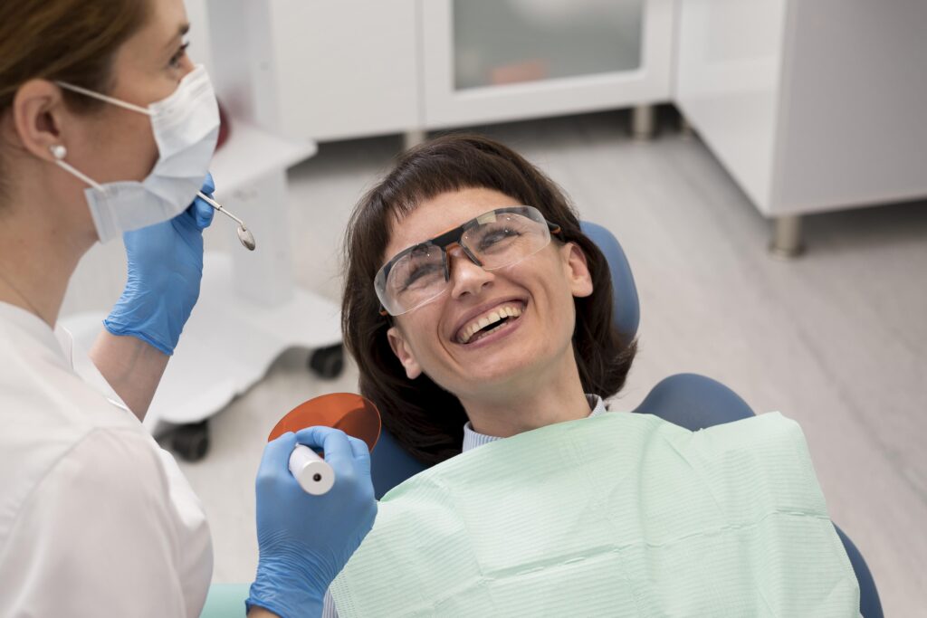 Paciente sorridente após procedimento de restauração dentária com dentista em consultório moderno de Porto Alegre.